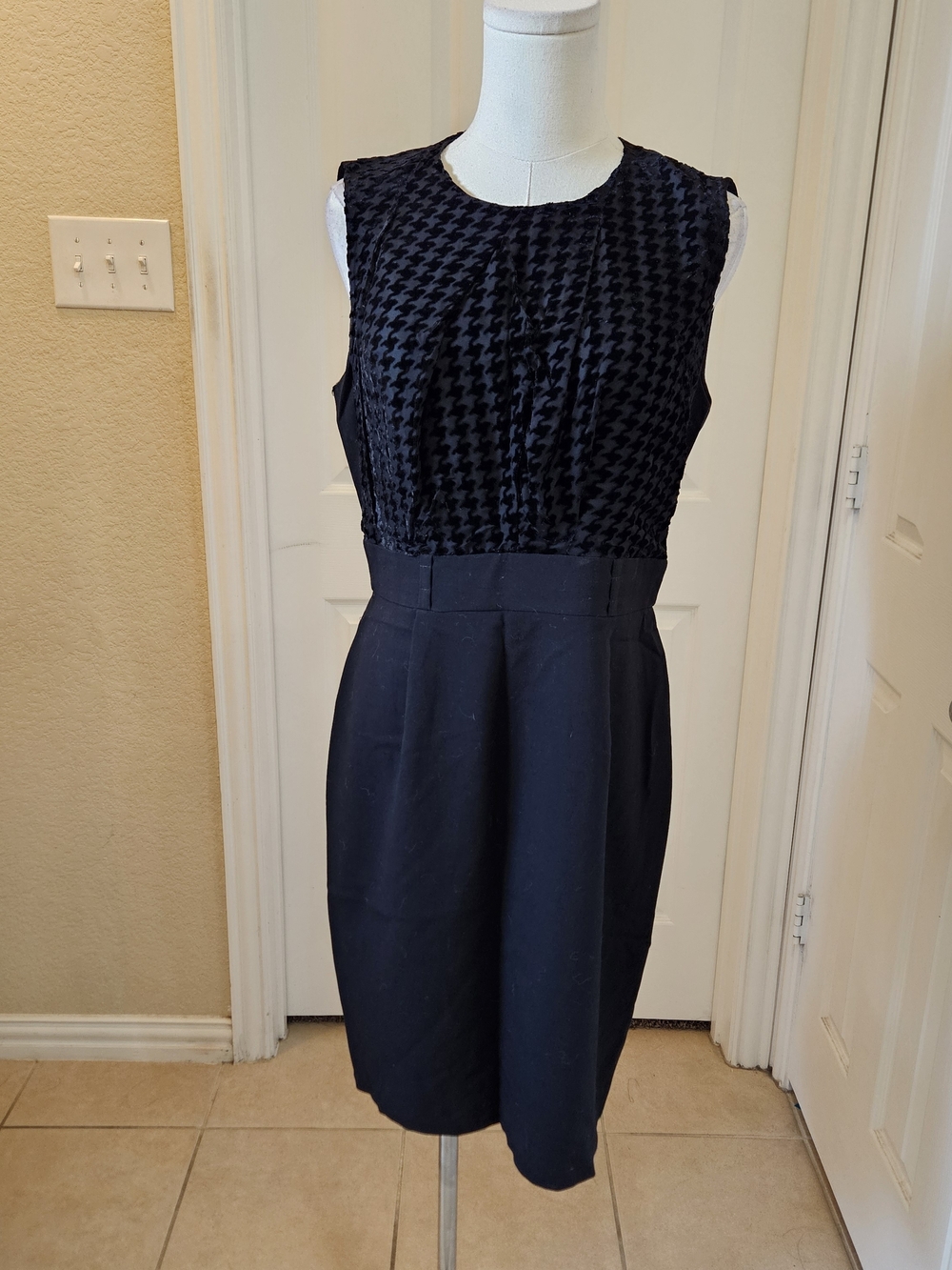 Calvin Klein Black Textured Fit & Flare Dress – Size 8 - Picture 3 of 11